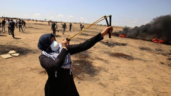 Striscia di Gaza, settimo venerdì di proteste: ucciso un palestinese, centinaia di feriti