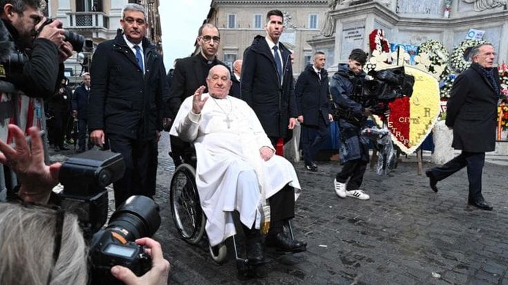 Papa Francesco a piazza di Spagna: “Tanti cantieri per il Giubileo, preghiamo per il sindaco”