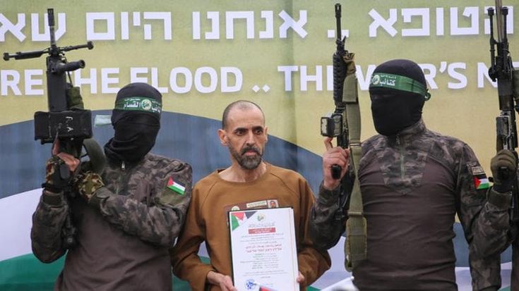 Fucili, burocrazia e interviste: l’osceno show di Hamas a Gaza sulla pelle dei tre ostaggi