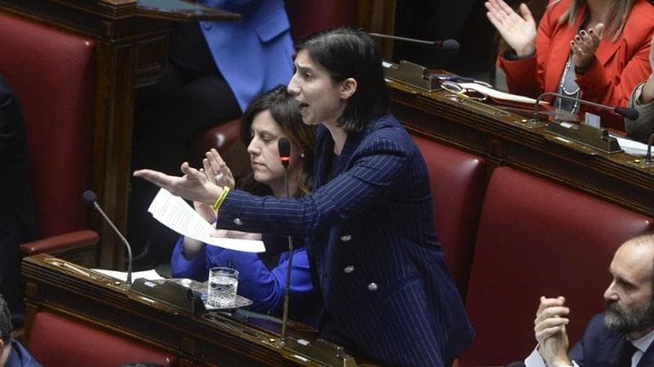 L’offensiva di Schlein: quelle stoccate a Nordio e Meloni su Almasri scritte a penna sul discorso