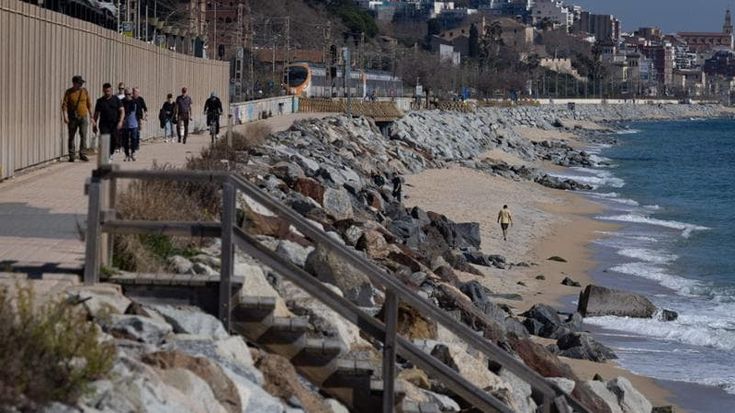 Catalogna, da Mataró a Sitges, l’inverno ha portato via le spiagge. Il dilemma sulla ricostruzione