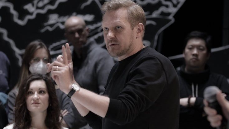 Il regista Holten inaugura la Scala: “Boris Godunov non è propaganda russa, c’è pietà per chi soffre”