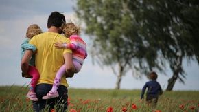 Come smettere di essere genitori ansiosi e aiutare i figli a crescere più sicuri