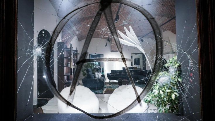Corteo anarchici  a Torino, paura nei negozi: "Ci guardavano e sferravano colpi”