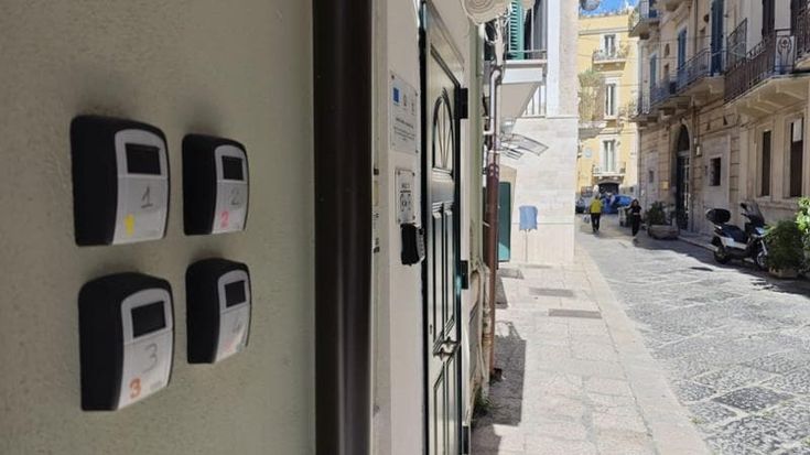 Stretta sugli affitti brevi in Puglia, più poteri ai Comuni soffocati dall’overtourism