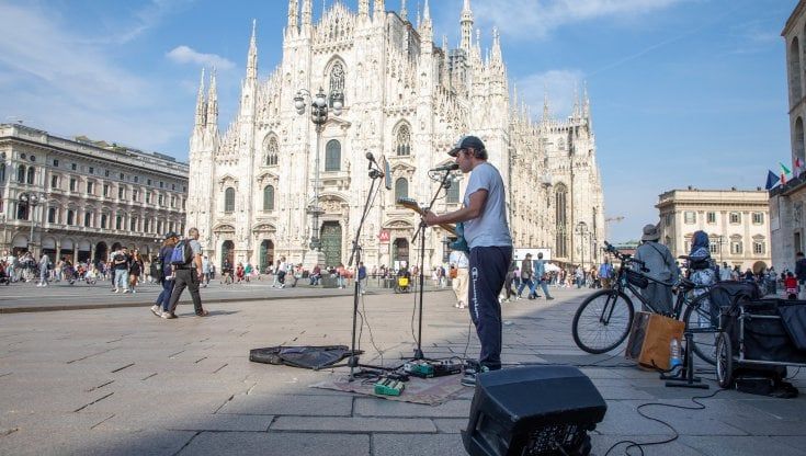La protesta degli artisti di strada a Milano: "Burocrazia impossibile e abusivi, così non possiamo lavorare"