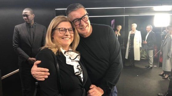 Dolce & Gabbana non rinunciano alla sfilata e abbracciano la virologa che studia il coronavirus