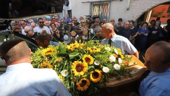 Nanni Svampa, funerale in stile irlandese e le sue canzoni su tram e metrò: "Un magnifico modo per salutarlo"