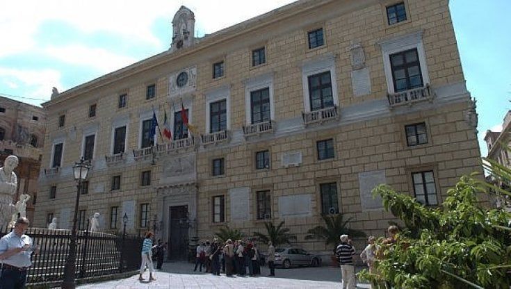 Comune, la manovra di Orlando contro il dissesto: aumentano Irpef e Tari  
