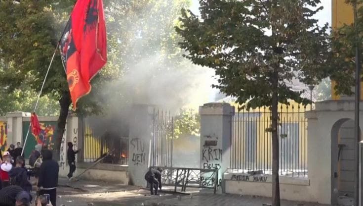 Albania, scoppia un incendio al ministero dell'Istruzione durante la protesta degli studenti