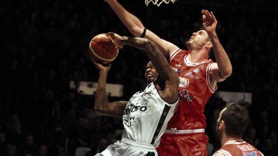Basket, Serie A: Reggio vince il derby ed è campione d'inverno