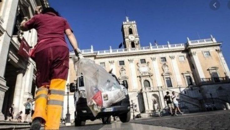 A Napoli i rifiuti della Capitale: sembra uno scherzo ma è un umiliante totale fallimento dell'amministrazione Raggi
