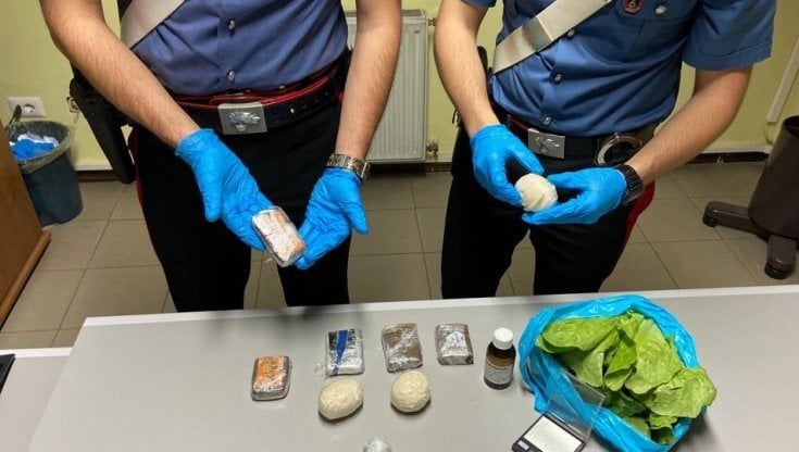Nasconde l'eroina tra le foglie di insalata, arrestata a Tor Bella Monaca