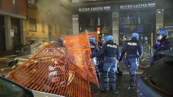 Virtus-Maccabi, notte di guerriglia in centro a Bologna tra fumogeni e cantieri distrutti