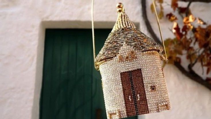 La borsa è un trullo tempestato di cristalli: la creazione da 3.200 euro di Anna Dello Russo