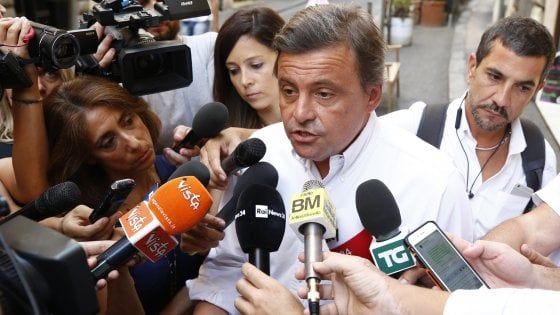 Pd, tweetbomb di Calenda contro i renziani che sostengono l'accordo con il M5s