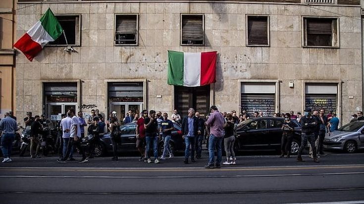 Salvini vuole chiudere i centri sociali. Ma da 21 anni Casapound occupa un palazzo a Roma. La storia