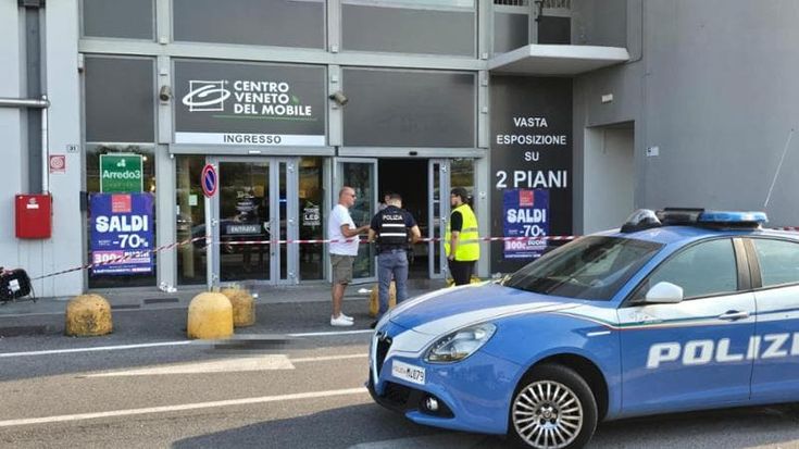 Brescia, accoltellata dall’ex marito fuori dal centro commerciale: donna grave in ospedale