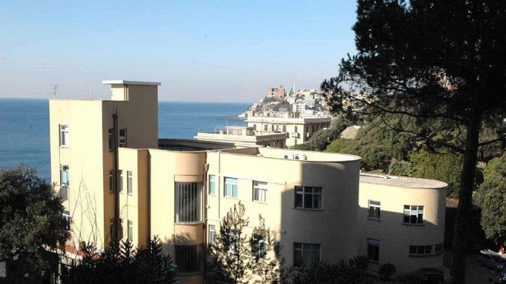 Tagli nella scuola dentro il Gaslini di Genova. La rivolta di genitori e docenti. Lettera al vescovo Tasca