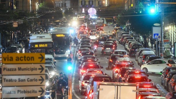 Traffico, un mercoledì da incubo a Napoli: in coda per ore da Chiaia e Vomero al centro