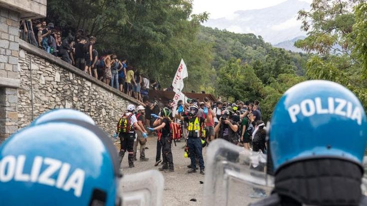 Il poliziotto: “Lapidati dai No Tav senza poter reagire, lacrimogeni finiti in mezz’ora”