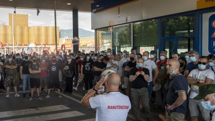 Gkn, l’ora della solidarietà: cene, frutta, bevande ai lavoratori e in lotta