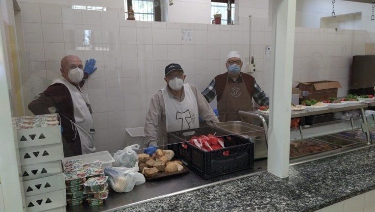 La mensa che accoglie sempre più nuovi poveri: i Fratelli San Francesco si organizzano con divisori, visiere e sanificazioni