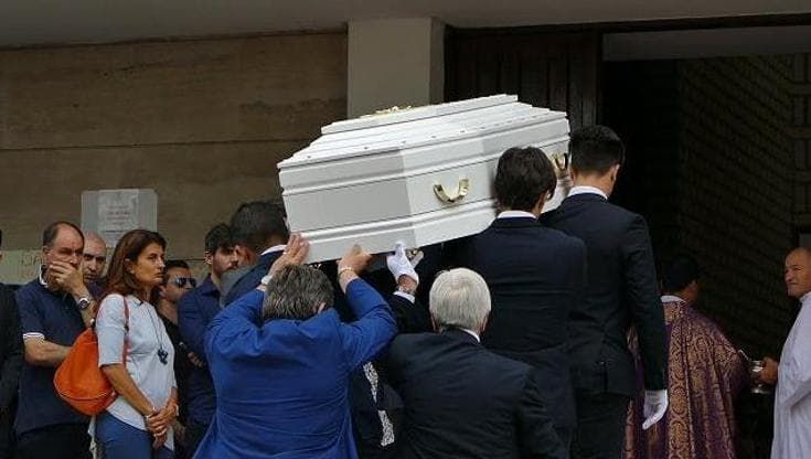 Roma, i funerali di Sara Di Pietrantonio: il silenzio e poi gli applausi