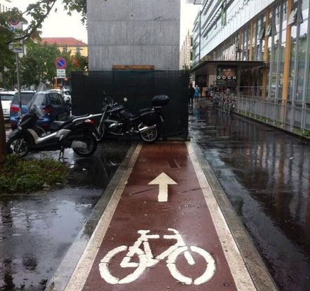 Milano, l'ascensore del metr&ograve; interrompe la ciclabile