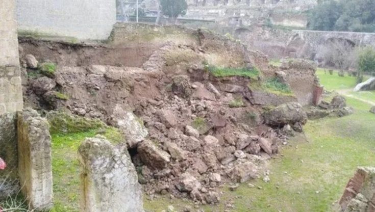 Cede struttura muraria nel Parco delle Terme di Baia