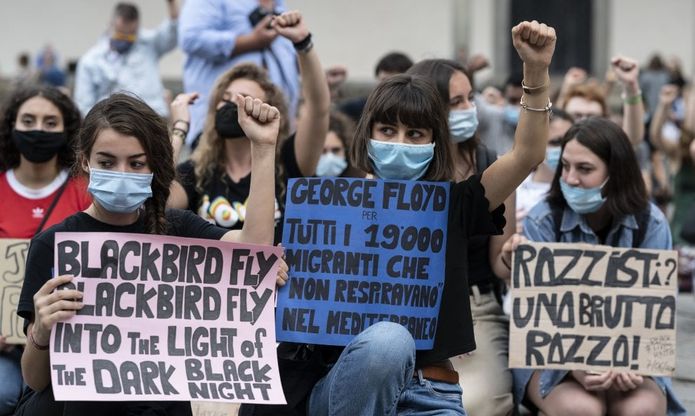 Firenze, in piazza Santissima Annunziata flash mob di solidarietà per l'uccisione di George Floyd