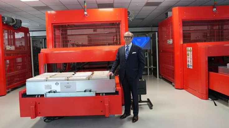 Nella cittadella degli archivi, dove la memoria è affidata ai monaci robot: “Pronti nel 2027”