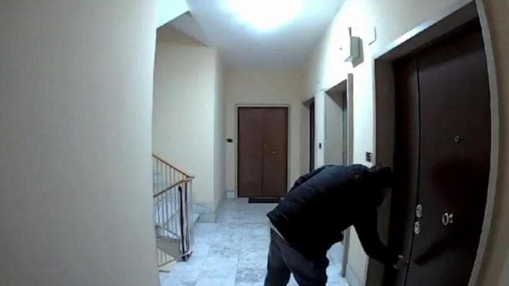 Tentano furto in casa ma il proprietario è un poliziotto: arrestati
