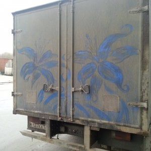 Il camion sporco diventa protagonista della street art