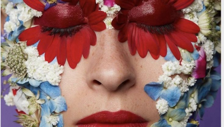 Dal rossetto allo smalto, il make up si tinge di rosso. La sfumatura top? Il grenadine