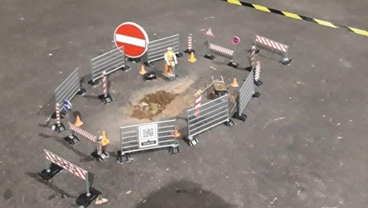 Ostia, l'ultima provocazione: un minicantiere di Lego intorno alla buca stradale