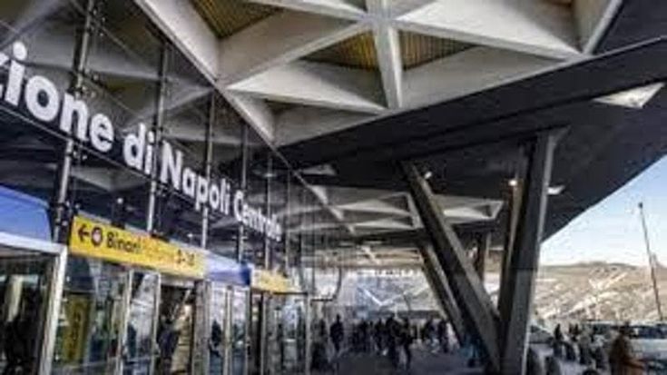 Orari festivi per metrò, funicolari e bus a Napoli. In strada più taxi