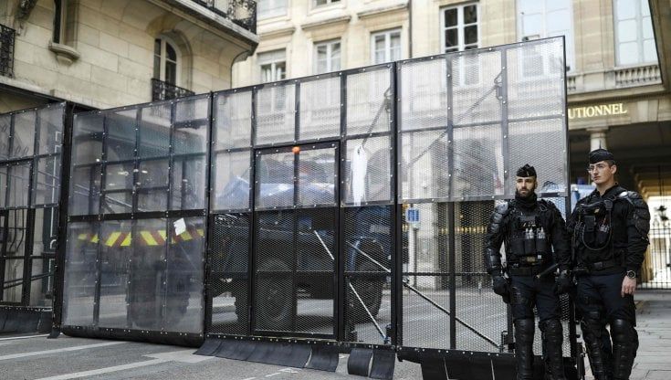 Francia, il Consiglio costituzionale si pronuncia sulla riforma delle pensioni. Palazzo blindato. Cosa può succedere