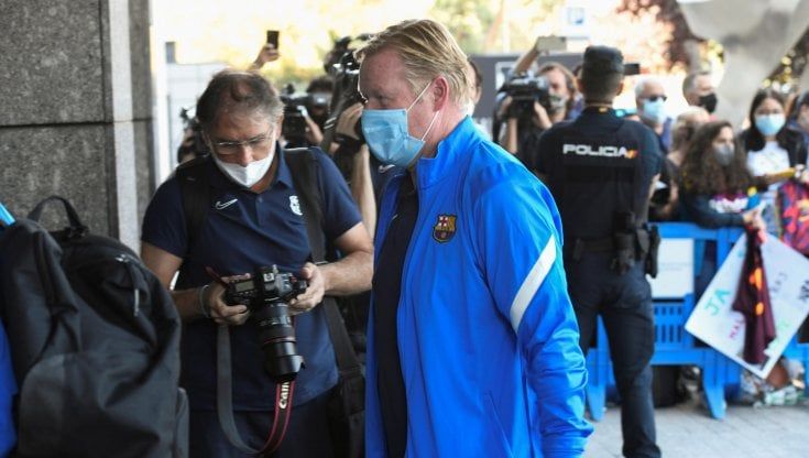 Il Barcellona conferma Koeman. Laporta: "Merita ancora fiducia"