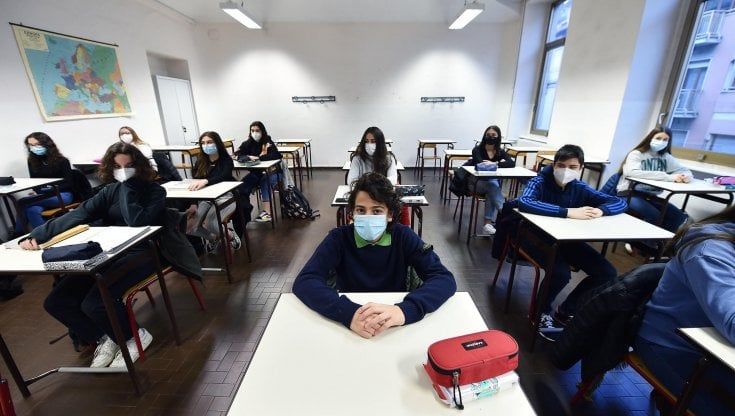 Quarantena a scuola, via alle nuove regole per evitare la Dad. Tra dubbi, difficoltà e proteste dei presidi
