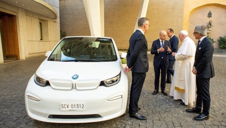 Una Bmw i3 per il Santo Padre
