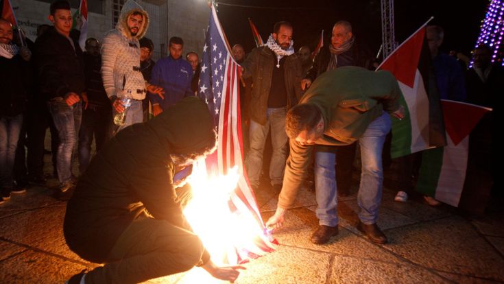 “Gerusalemme è anche nostra”: la rabbia dei palestinesi contro Trump