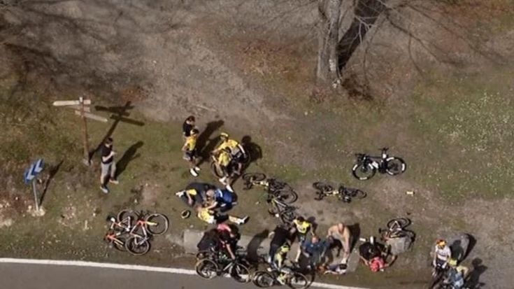 Ciclismo, cartellini gialli per i corridori scorretti. E c’è una stretta anche sugli auricolari