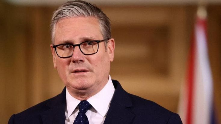 Complotti, alcol e la vendetta della sinistra: a Londra parte la corsa al dopo Starmer