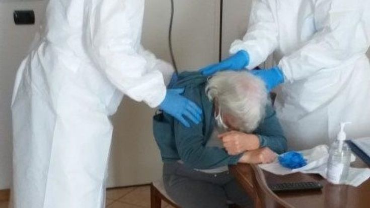 Il medico porta a porta: “Curare il Covid a casa salva malati e ospedali”