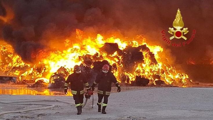 In fiamme le ecoballe nel comprensorio militare di Persano nel Salernitano