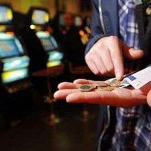 Maschio, meridionale, con scarso rendimento scolastico: ecco l'adolescente che gioca d'azzardo