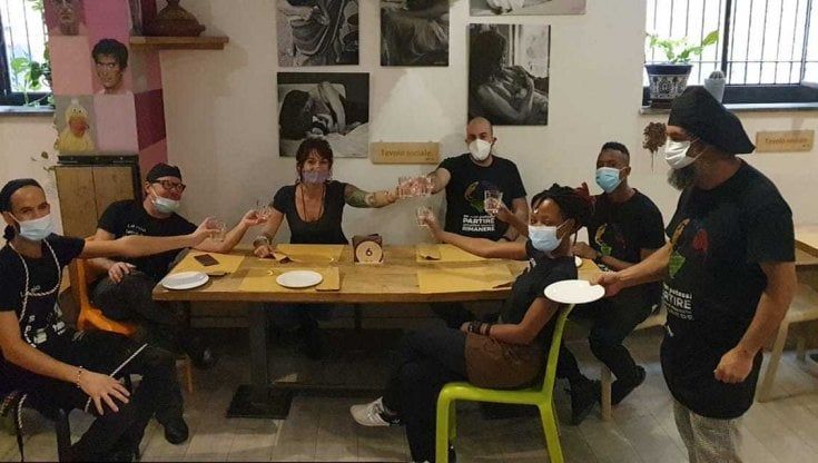 Palermo, camerieri senza lavoro: i clienti del ristorante anticipano le loro paghe