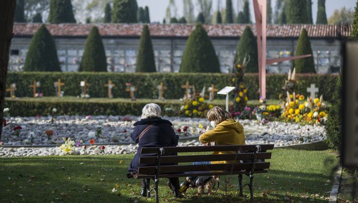 Un fiore per chi non c'è più: Bologna ricorda i suoi morti