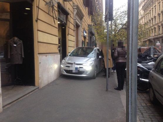Roma, in via Po il parcheggio è creativo: la macchina si lascia direttamente sul marciapiedi